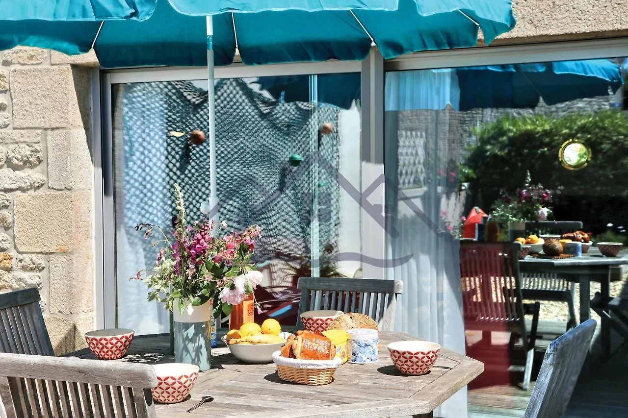 Holiday home La Maison Du Pecheur: Seaside Retreat with Garden and Wi-Fi Guilvinec